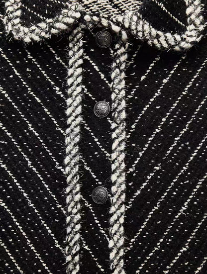 Edler Bouclé-Zweiteiler (Jacke und Rock)